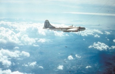 Boing B-29, dos EUA, ataca alvo norte-coreano durante guerra coreana, em 1959