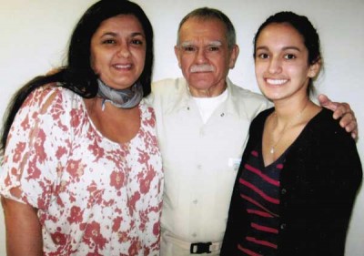 Óscar López Rivera entre sua filha Clarissa López Ramos (esq.) e sua neta, Karina Valentín.