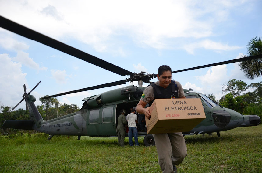 Helicópteros da Aeronáutica levam urnas eletrônicas a localidades ribeirinhas do Acre (foto: João Evangelista/Agência Força Aérea)
