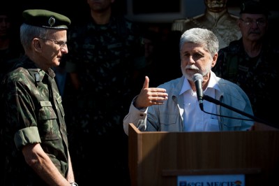Celso Amorim, à direita, foi ministro da Defesa no governo Dilma entre 2011 e 2015. / Marcelo Camargo/ Agência Brasil
