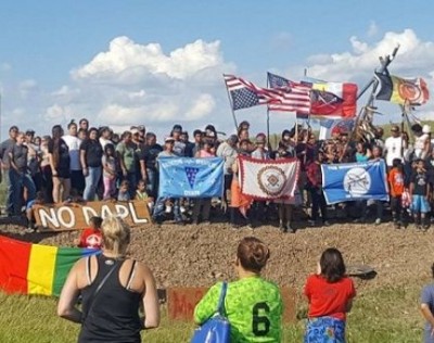 A tribo Standing Rock Sioux luta em Dakota do Norte, nos Estados Unidos, contra a passagem de um oleoduto por seu território, em um movimento que desperta a solidariedade internacional e que tem aspectos semelhantes às lutas contra megaprojetos por parte dos indígenas latino-americanos em vários países. Foto: Downwindersatrisk.org