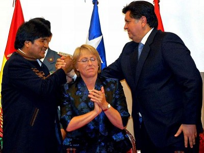 O boliviano Evo Morales (esquerda), a chilena Michelle Bachelet e o peruano Alan García: briga histórica por território entre os países vizinhos