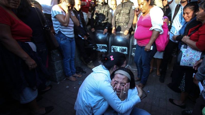 “Na mesma semana em que a América Latina ganhou as ruas e as redes em defesa dos direitos femininos, na Guatemala a população estava apavorada com a morte de 41 meninas num abrigo estatal, nos arredores da Cidade da Guatemala.” | Foto: Carlos Sebastián 