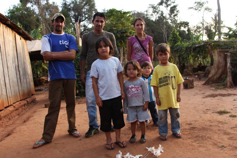 Filhos e netos de Mariano Castro posam para foto em Marina Kue, em uma tarde de sábado, após reunião de novos habitantes do assentamento | Foto: Melanio Pepangi