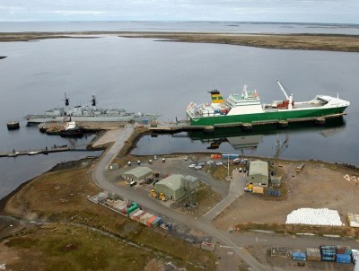Fragata e cargueiro desembarcando material não classificado. Malvinas, Dezembro. 2016.