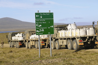 Caminhões do Corpo de Engenheiros do Exército do Reino Unido na Ilha Grande Malvina. Malvinas, Março. 2017.