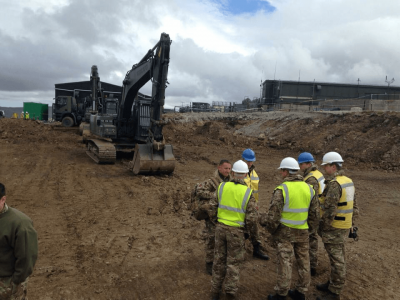 Moviumento de terras e maquinários do Corpo de Engenheiros do Exército do Reino Unido. Malvinas, Março. 2017.