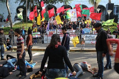 Jovens encenam carnificina de Curuguaty, em frente ao Palácio de Justiça
