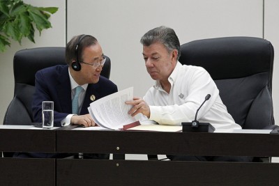Secretário-Geral Ban Ki-moon (à esquerda) vistas trocas com o presidente da Colômbia, Juan Manuel Santos, durante a cerimônia na capital de Cuba, em 23 de junho, a assinatura do cessar-fogo definitivo entre o governo e as FARC. Crédito: Jorge Luis Baños / IPS