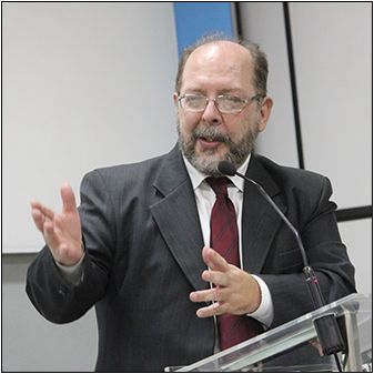 Pedro Afonso Gomes, presidente dos economistas de São Paulo, lê a carta da jornada, realizada no dia 18 de agosto último, na sede do Seesp, na capital paulista. Foto: Beatriz Arruda.