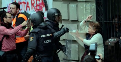As imagens da repressão policial em Barcelona dão volta ao mundo.
