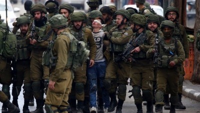 Um jovem palestino é preso na Cisjordânia, na sequência dos protestos contra a decisão estadunidense sobre Jerusalém. Créditos / palestinalibre.org