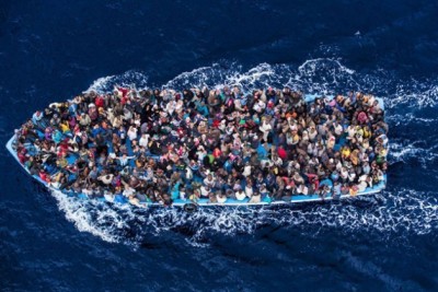 Centenas de refugiados em um barco pesqueiro, pouco antes de serem resgatados pela marinha italiana em sua operação Mare Nostrum, em junho de 2014. Foto: MassimoSestini/Guarda Costeira italiana. Fonte: Centro de Notícias/ONU