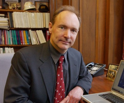 O inventor do protocolo WWW, Tim Berners-lee, criticou fortemente a decisão da comissão norte-americana
