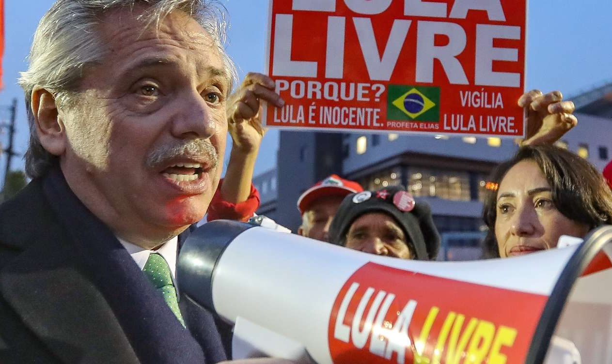 Caso vença a disputa, o peronista favorito na corrida presidencial argentina promete projeto semelhante ao brasileiro “Fome Zero"