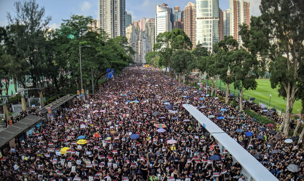 Quase dois milhões de pessoas manifestaram-se este domingo, exigindo a retirada completa da proposta de lei que permite as extradições para a China