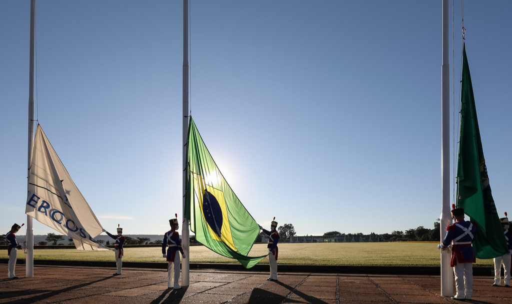 Complexidade da conjuntura internacional evidencia que Bolsonaro não tem condições necessárias para recuperar a imagem do país