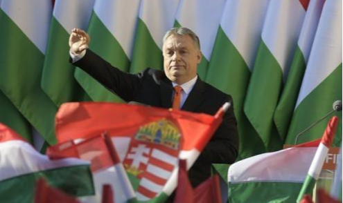 Pelo menos 10 mil pessoas enfrentaram a neve e temperaturas negativas numa marcha contra o governo de direita de Viktor Orbán