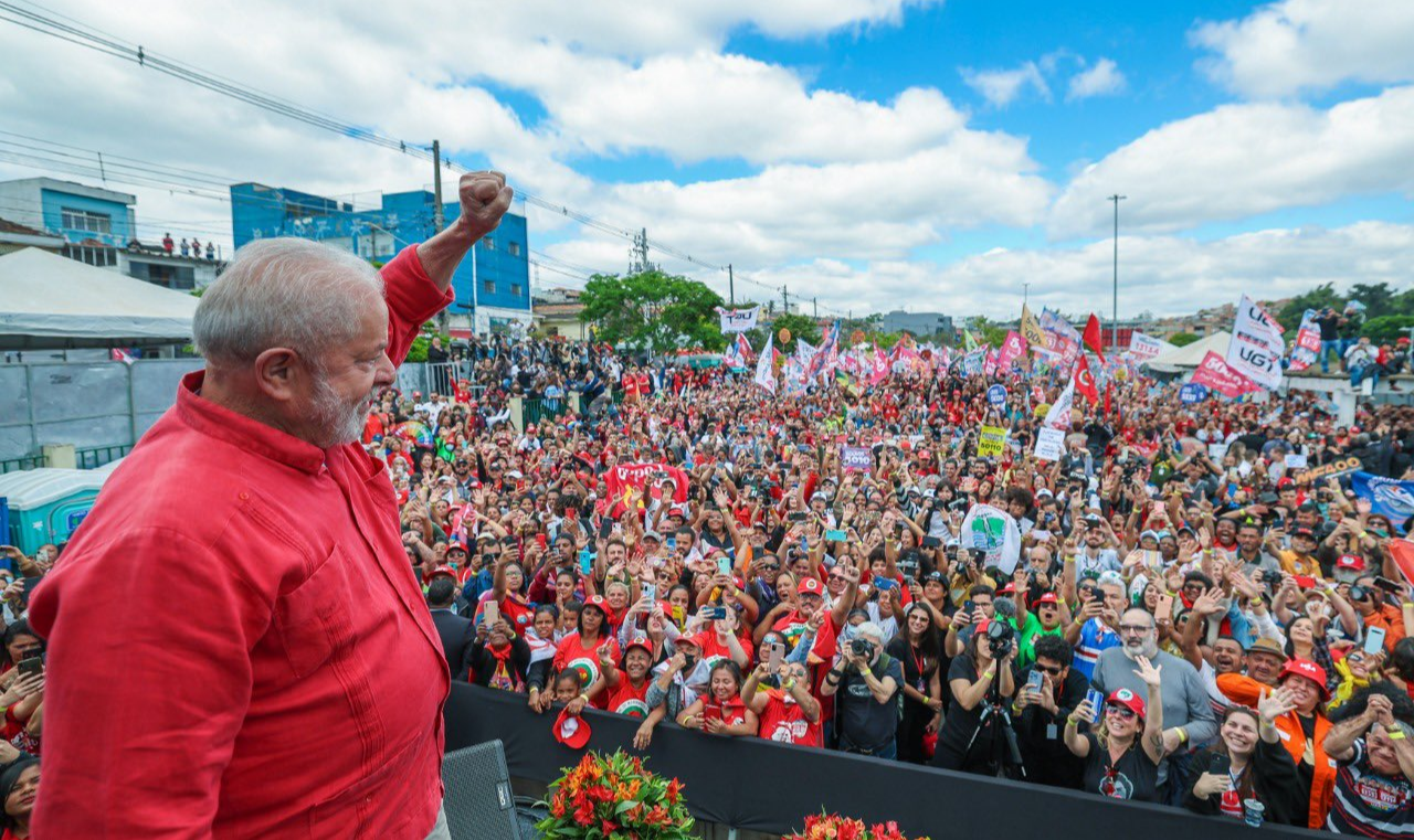 Segundo a última pesquisa Ipec, Lula tem 48%, o inominável representante dos militares, 31%. Vai haver festa, o povo entusiasmado vai ocupar as ruas