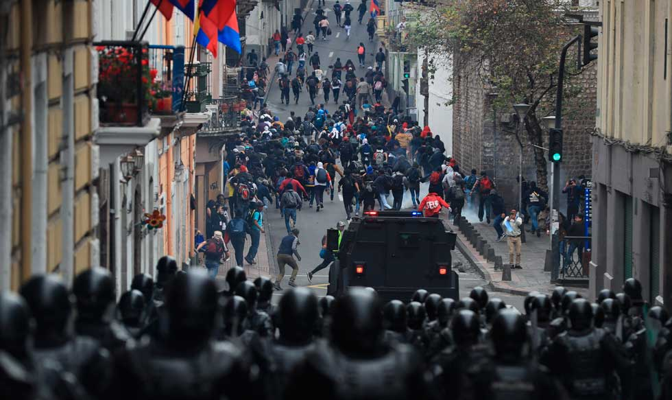 Diante da mobilização popular, oposição quer destituição do presidente e antecipação das eleições; Correa estimula população a manter protestos