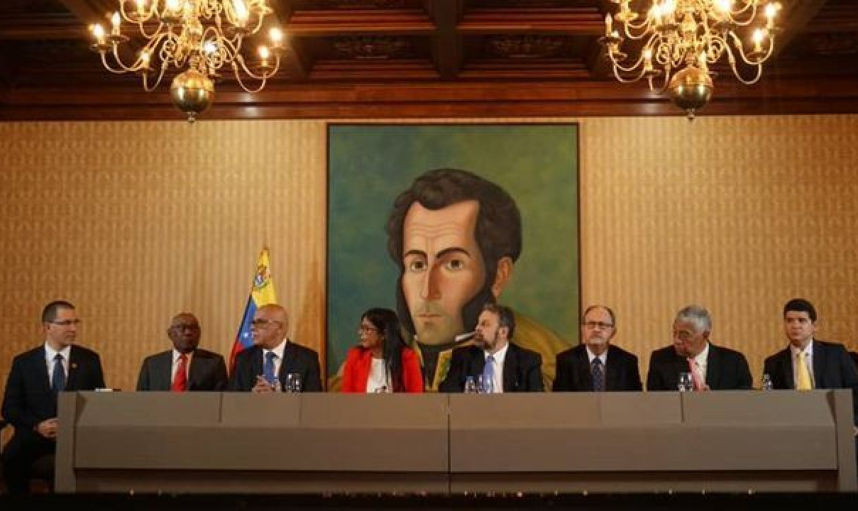Governo venezuelano e quatro partidos minoritários da oposição assinaram um acordo que institui uma Mesa de Diálogo