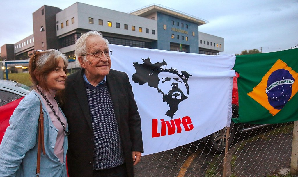 Noam Chomsky afirmou que durante o Governo do ex-presidente Lula, o Brasil foi um dos países mais respeitados e influentes do mundo