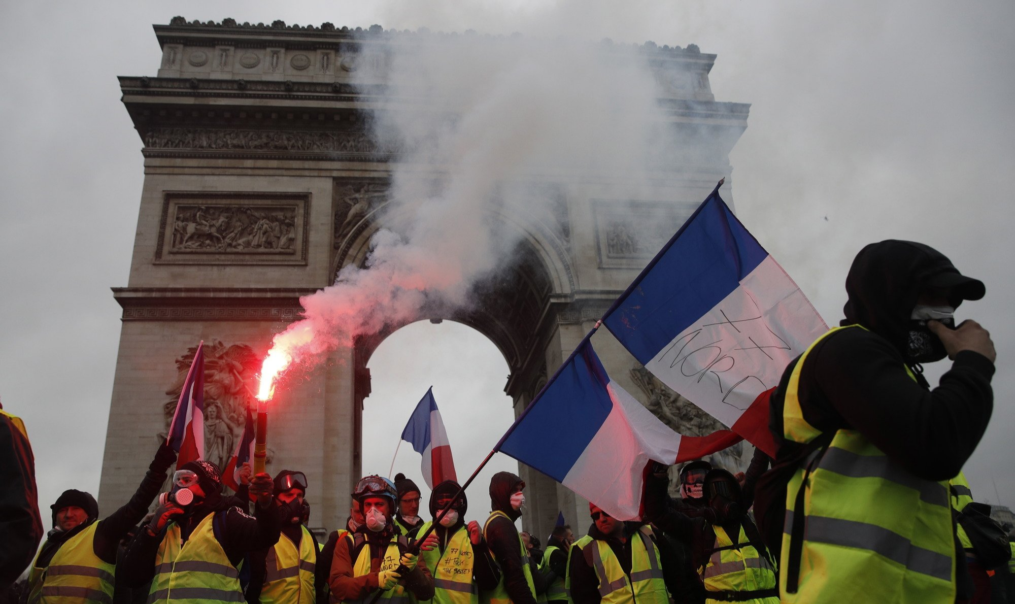 Violentos confrontos no centro da capital francesa marcaram mobilização; oposição acusa governo Macron de facilitar as ações de grupos extremistas