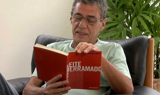 Leite Derramado, romance de Chico Buarque, completa dez anos e o coloca entre os mestres da literatura com o Prêmio Camões