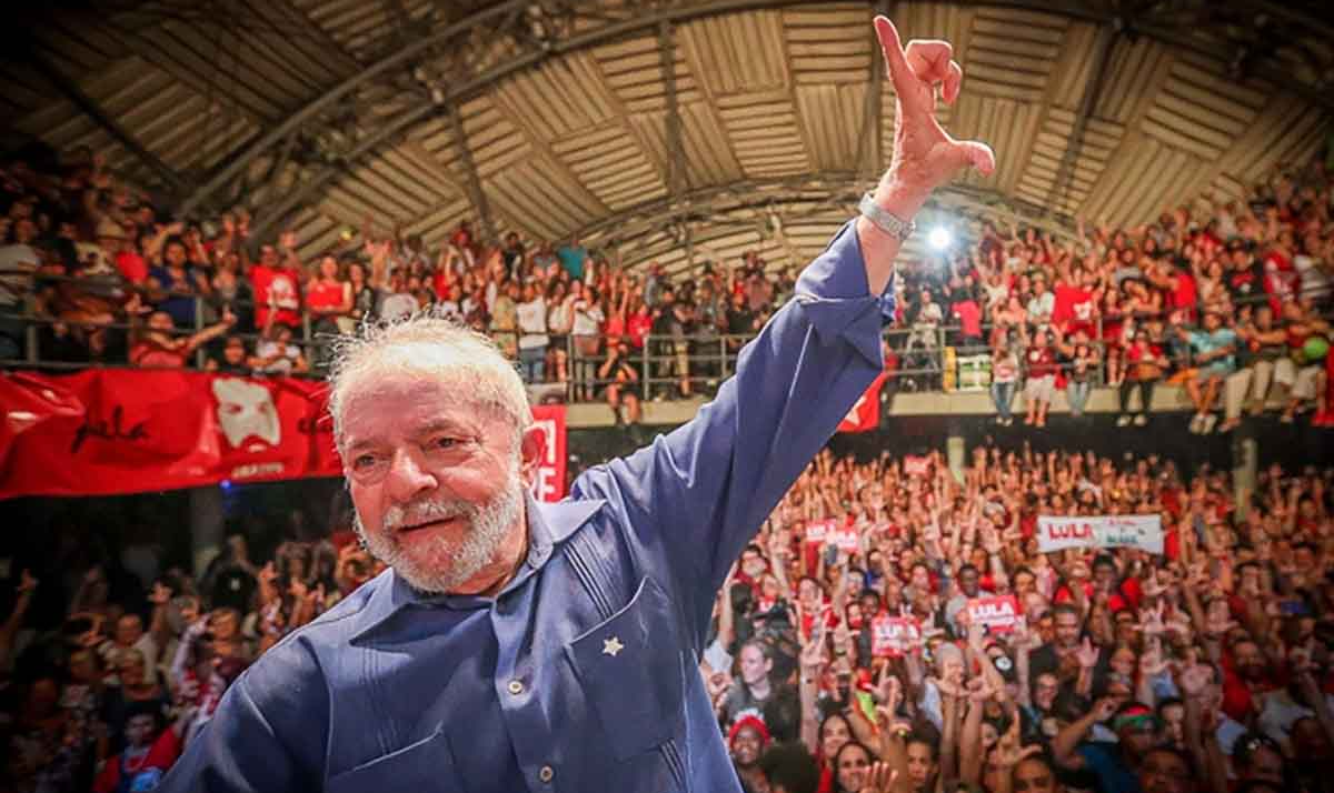 Lula sabe que o que está em jogo, de um lado é a democracia e de outro lado o fascismo. Para vencer, ele terá que ganhar no primeiro turno para não dar chance de recuperação ao fascismo