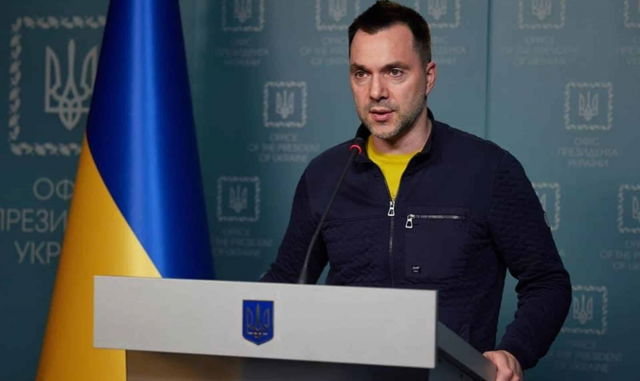 Declarações de Arestovich sobre queda de míssil russo geraram uma inusual polêmica na cúpula ucraniana, culminando do saída do mentor