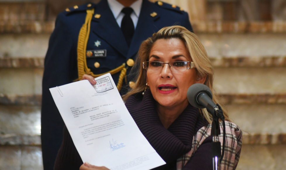 A autoproclamada presidente da Bolívia assinou um decreto que isenta os militares de responsabilidades criminais - uma licença para matar
