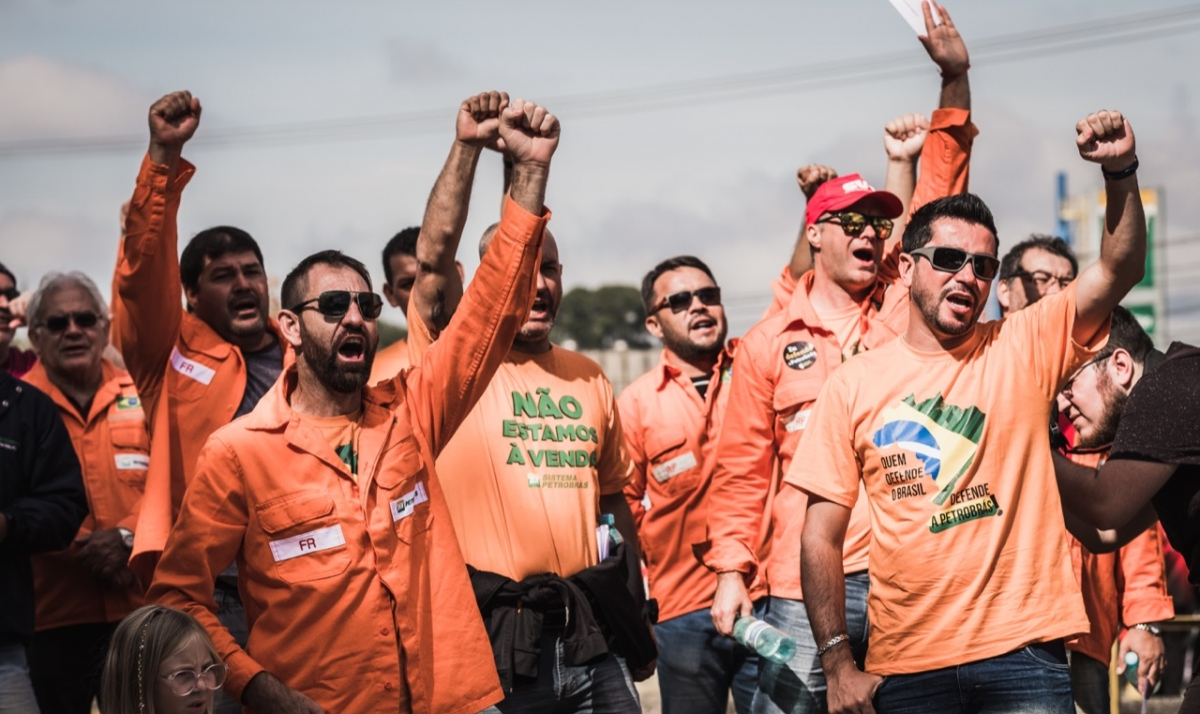 "Eles sintetizam, no seu movimento, a defesa do emprego, do patrimônio público, da economia nacional, do Brasil como nação", diz o socialista Emir Sader
