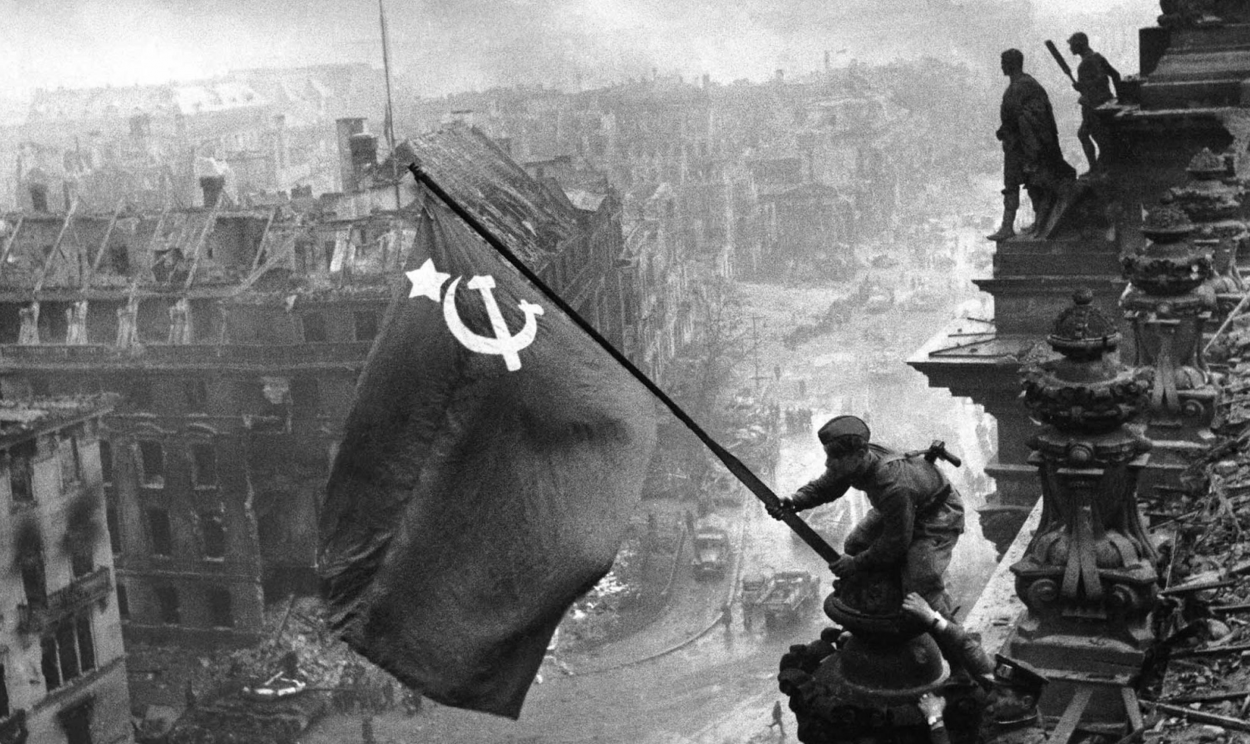 O povo soviético libertou a Europa da tirania nazista e do fascismo. O povo soviético pôs fim aos infernais campos de morticínio