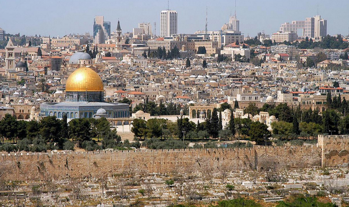 Sobre a questão de Jerusalém, é bom lembrar que estamos falando da cidade mais sagrada para o mundo monoteísta, principalmente para o Judaísmo, Cristianismo e Islamismo