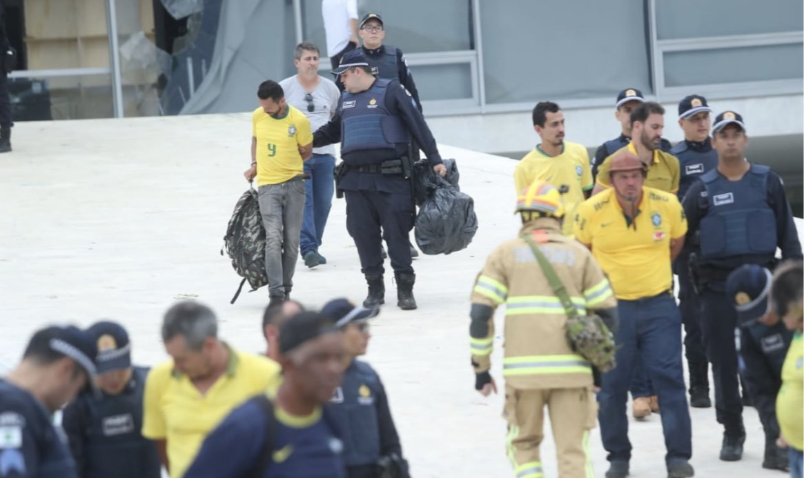 Violência fascista se agrava em Brasília e tem como epicentro logístico e estratégico o QG do Exército brasileiro