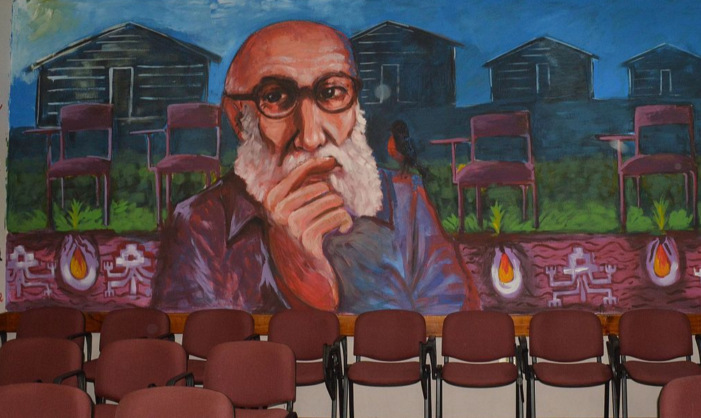 O grupo no poder poderia ser menos intelectualmente limitado, reconhecendo o fato de Paulo Freire ter desenvolvido um método fulminante de alfabetização