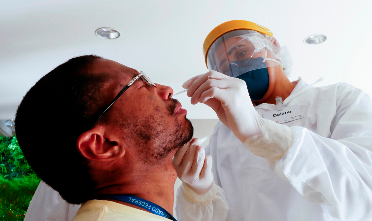 Um teste de rastreamento de coronavírus por meio da saliva humana está sendo incorporada no Hospital das Clínicas