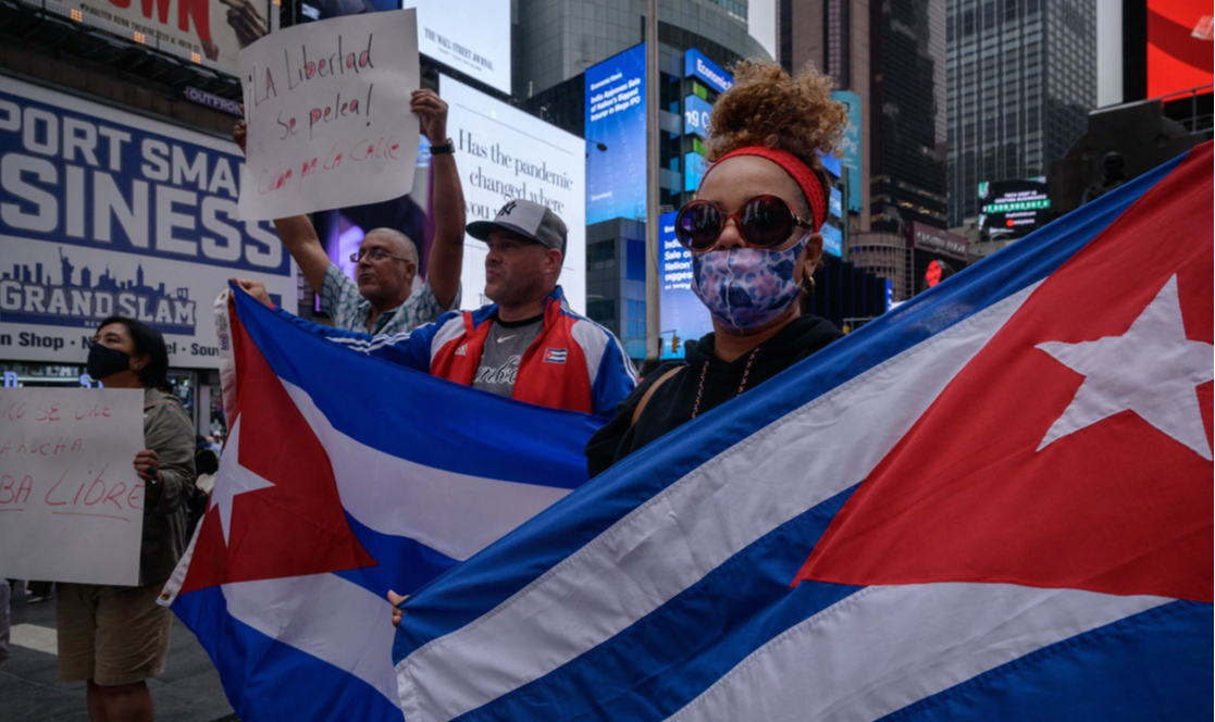 Em Miami, o coro de vozes anticastristas inundou os meios e as redes sociais com muitos exigindo uma intervenção armada dos Estados Unidos em Cuba