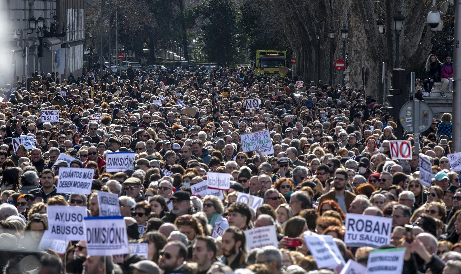 Mensagem do cartaz que encabeçava a manifestação era “Madrid se levanta e exige saúde pública”