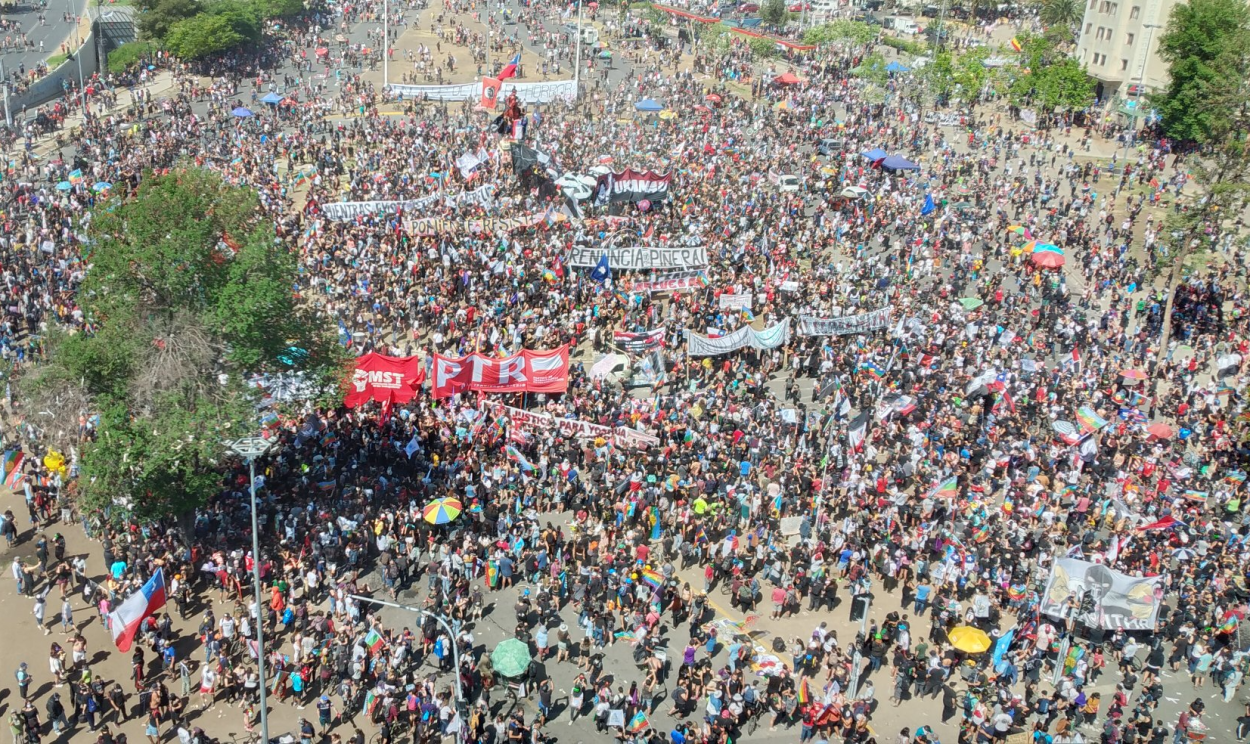 Dezena de milhares de habitantes de Santiago tomaram no domingo a Praça Dignidade e arredores dela demonstrando que a luta continua tão acesa como em 2019