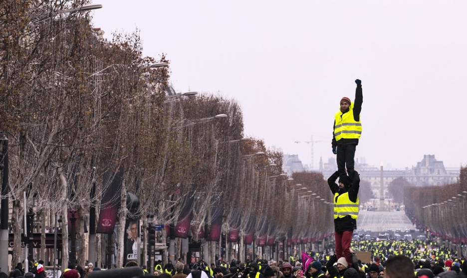No nono dia de manifestações convocado pelos coletes amarelos, milhares de franceses tomaram as ruas das principais cidades da França