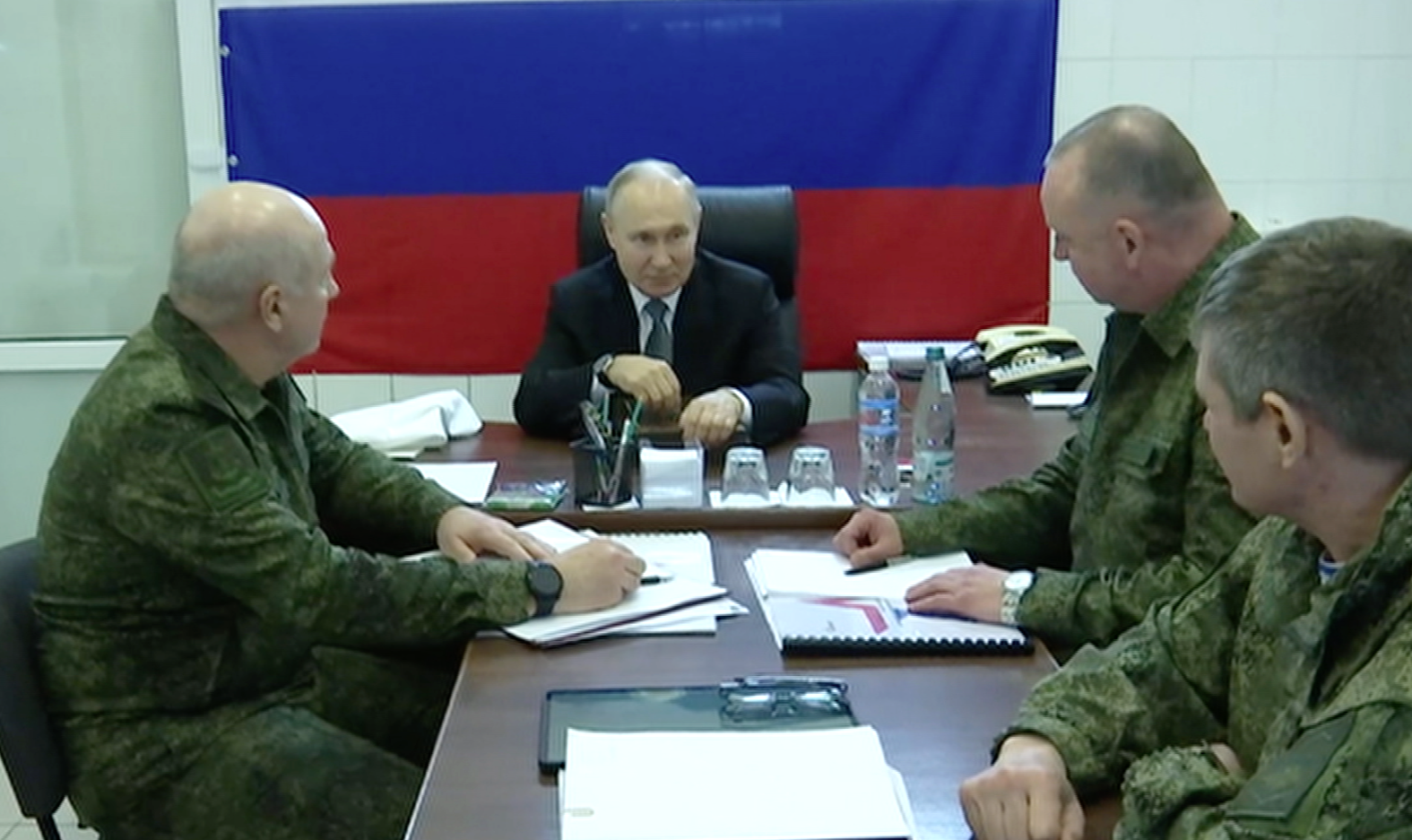 Presidente russo recebeu reportes sobre a situação da região e parabenizou tropas e figuras de alto escalão