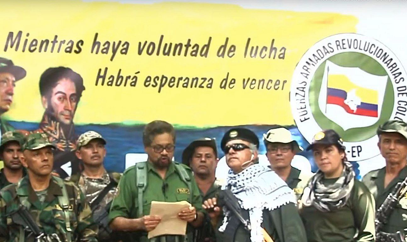 Iván Márquez, Jesús Santrich e Hernán Darío Velásquez, conhecido como El Paisa, fizeram o anúncio de que voltariam às atividades guerrilheiras: “traição do Estado colombiano aos Acordos de Paz”