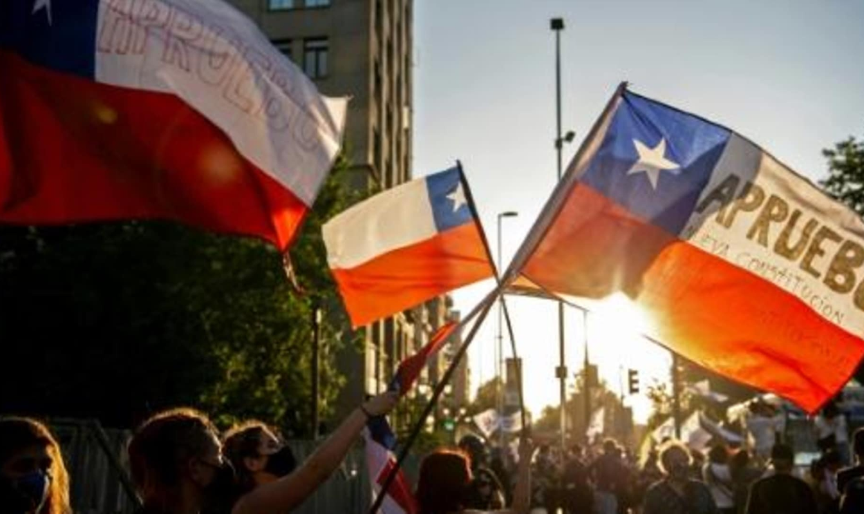 Estima-se que um enorme contingente dos 14,7 milhões de chilenos aptos tenham acorrido às salas de votação, significando um recorde de participação popular