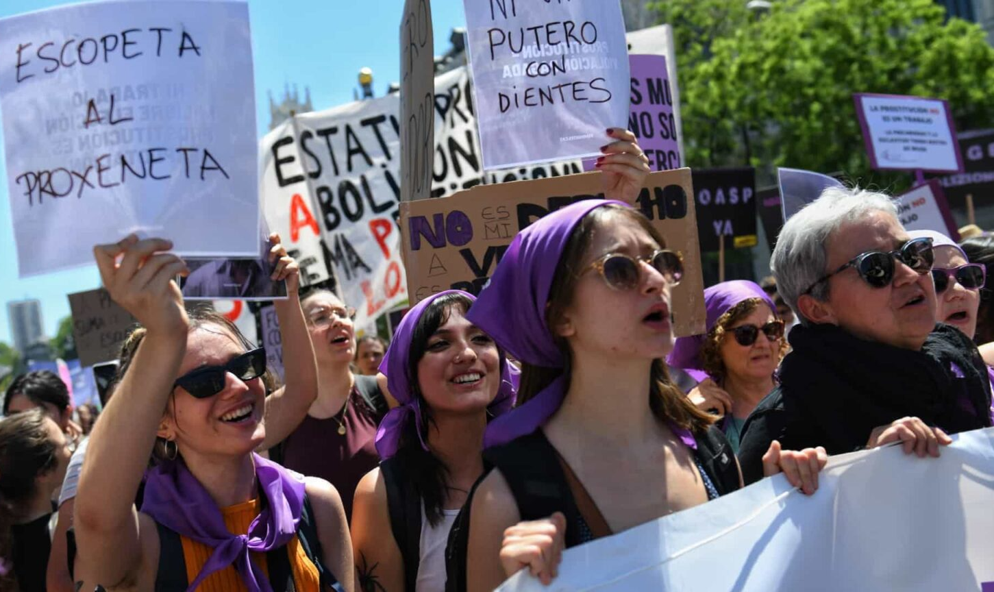 Segundo governo espanhol, mais de 90% das mulheres que exercem a prostituição o fazem obrigadas; profissionais, em contrapartida, discordam