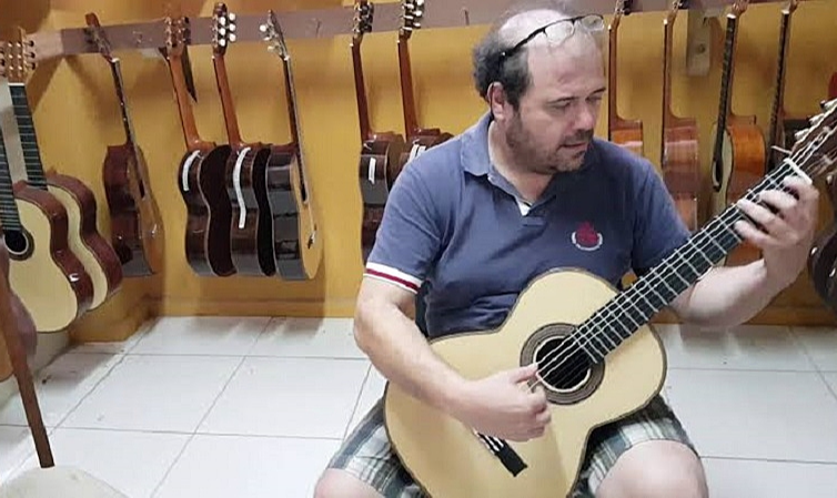 Em tempos onde muitos (as) da população buscam armas de fogo, o luthier mostra que uma das maiores armas para as transformações socioculturais está na música