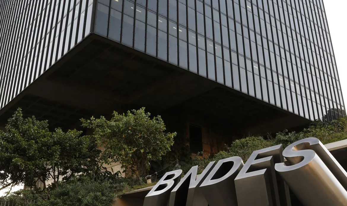 "O BNDES vai voltar a financiar projetos de engenharia para ajudar empresas brasileiras", anunciou recentemente o Presidente Lula