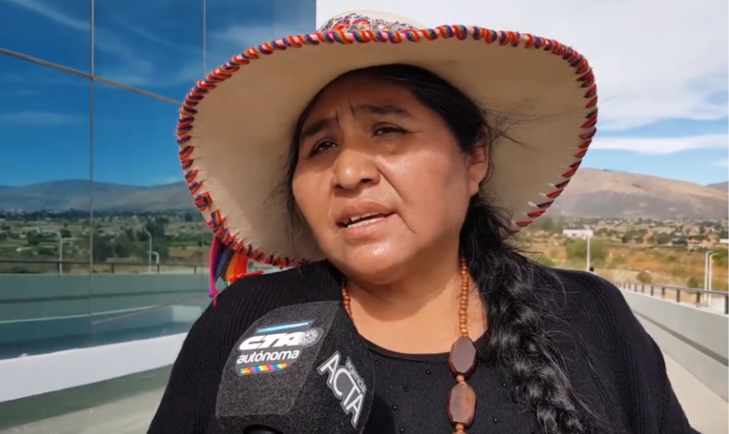 "Agora viajo por onde posso para denunciar os massacres de um governo cívico-militar que assassinou mais de 80 pessoas", denuncia Lourdes Huanca Atencio