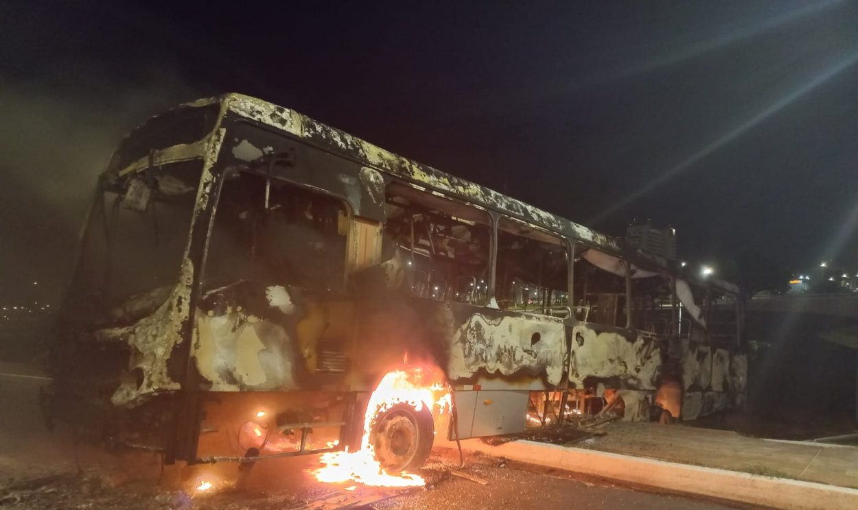 Enquanto golpistas mais exaltados chegaram a tocar fogo em carros e ônibus, blogueiro bolsonarista Oswaldo Eustáquio se refugiou no Alvorada