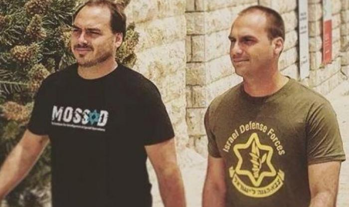 Una fotografía de los hijos del presidente ellecto brasileño Jair Bolsonaro luciendo camisetas de las FDI y del Mossad se ha vuelto viral
